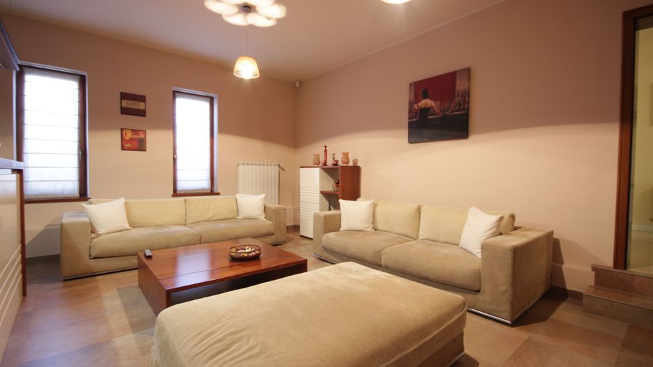 O casa deosebita cu Piscina - Poză 14