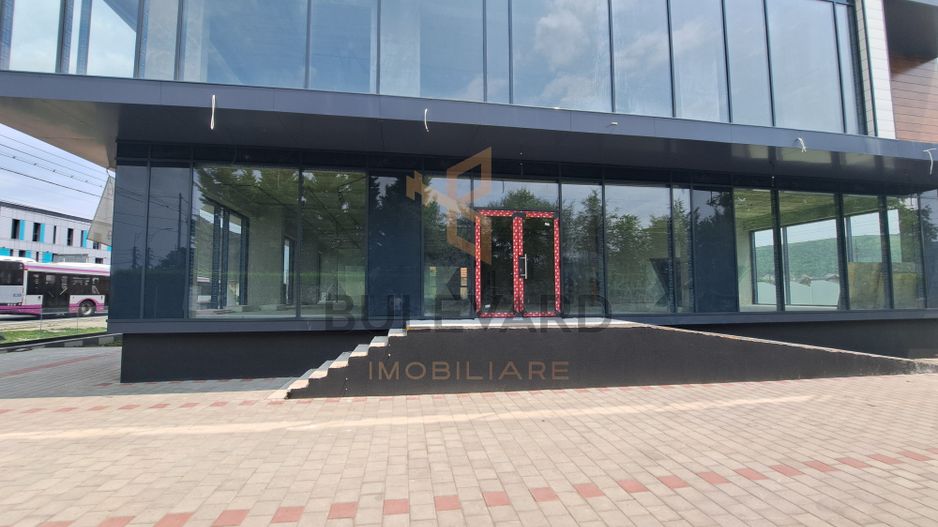 Cladire comerciala situata la drum intens circulat, 1365 mp utili + 20 parcari - Poză 3