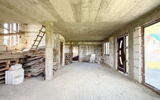 Casă cu potențial imens P+M, teren 7,91 ari, zonă liniștită, Ocna Șugatag. - Poză 1