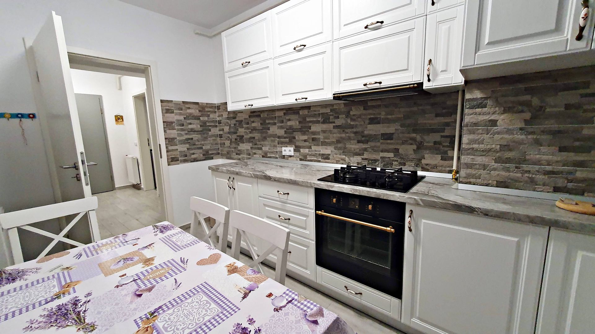 Coresi -Bloc Maurer M9, etajul 1, mobilat, parcare - Poză 8