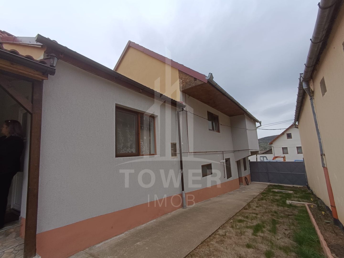 Casă de vânzare în satul Roșia cu vedere panoramică spre Munții Făgăras - Poză 1