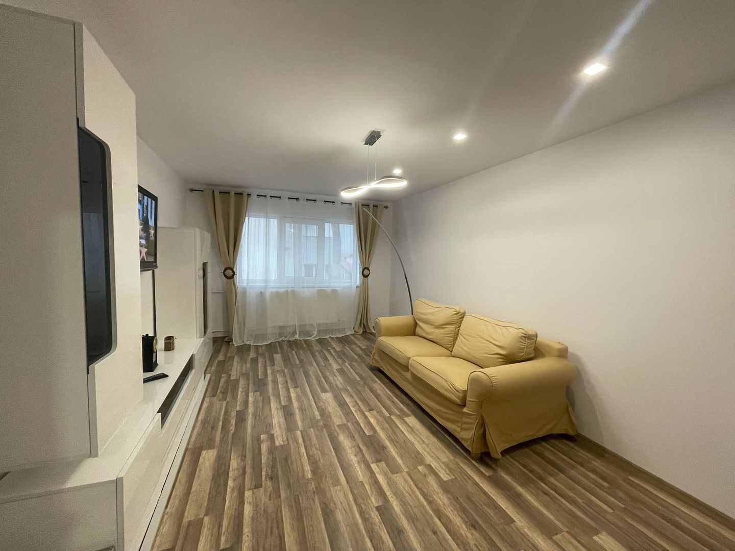 APARTAMENT MODERN | COMPLET MOBILAT SI UTILAT| 2 CAMERE | RADAUTI - Poză 2