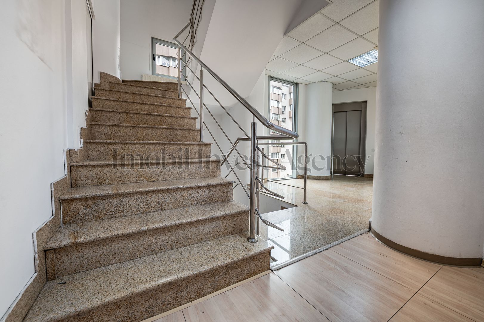 Cladire de birouri Vitan pretabilă pentru diverse afaceri. - Poză 14