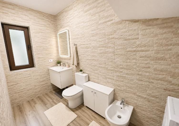 Duplex spațios, complet mobilat, într-o zonă liniștită, lângă râu - Poză 12