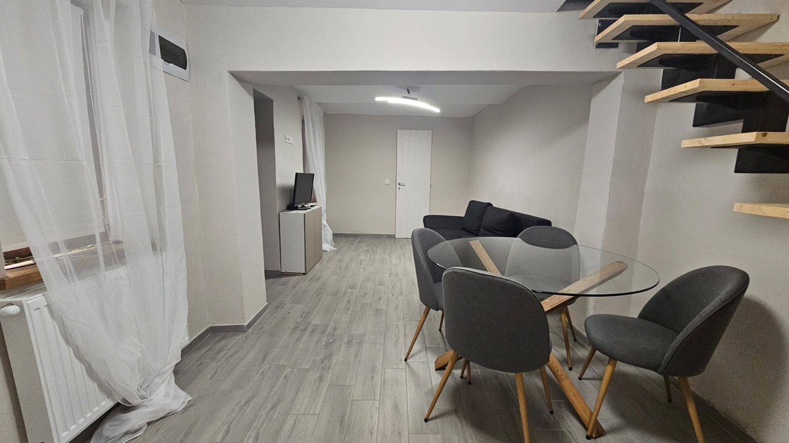 Apartament la casa de inchiriat 3 camere Cisnadie - Poză 1