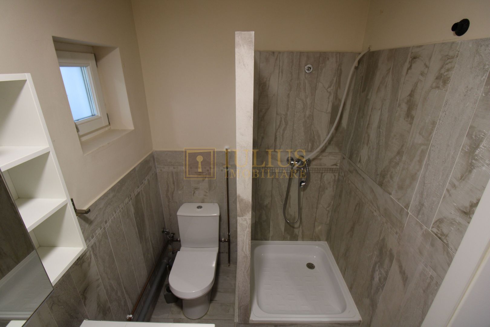 Garsoniera la casa, curte interioara si loc de parcare inclus - Poză 7