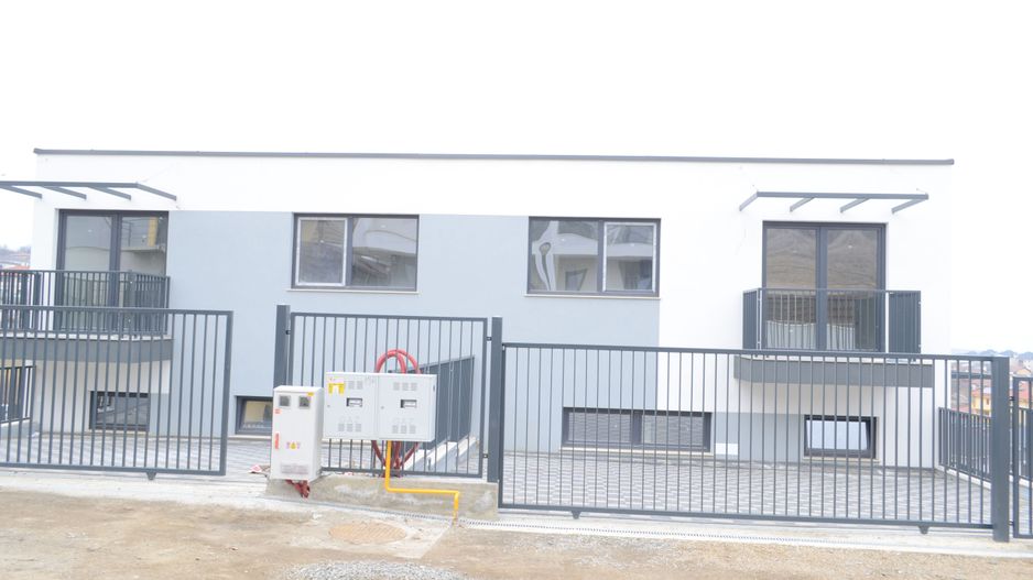 Casa cuplata (duplex) cu vedere panoramica in Dezmir - Poză 2