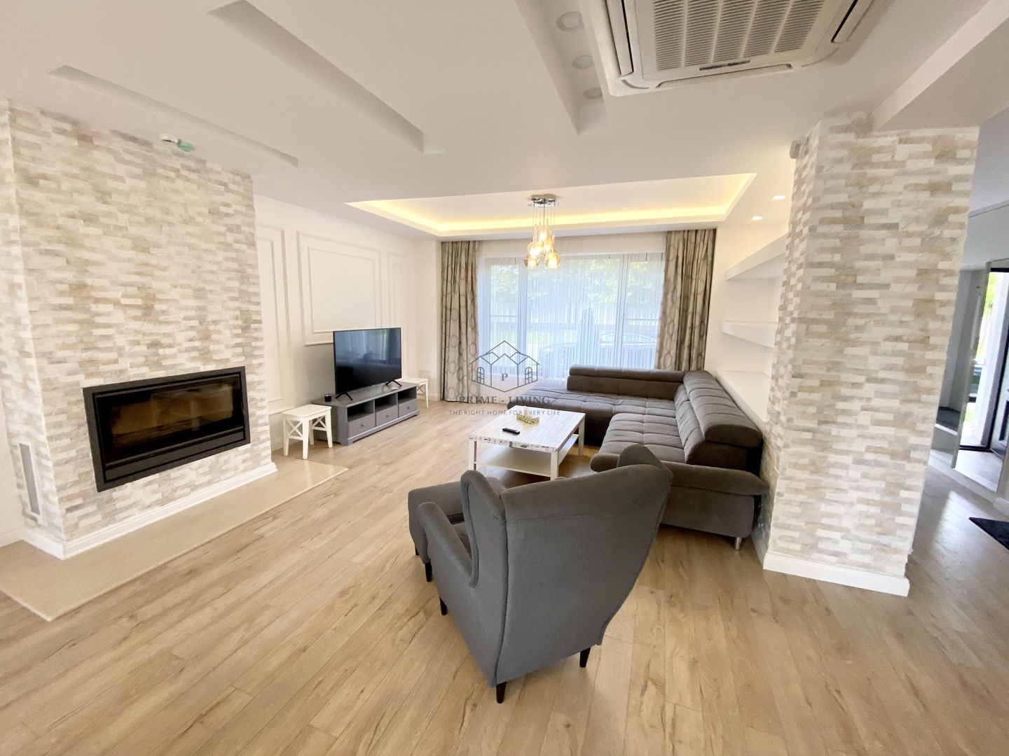 VILA SPATIOASA CU 5 CAMERE LA INCHIRIERE IN COMPLEX REZIDENTIAL - Poză 1