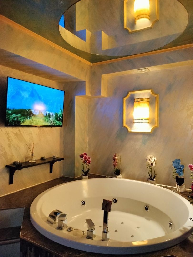 Garsoniera de lux cu jacuzzi și loc de parcare - Poză 1