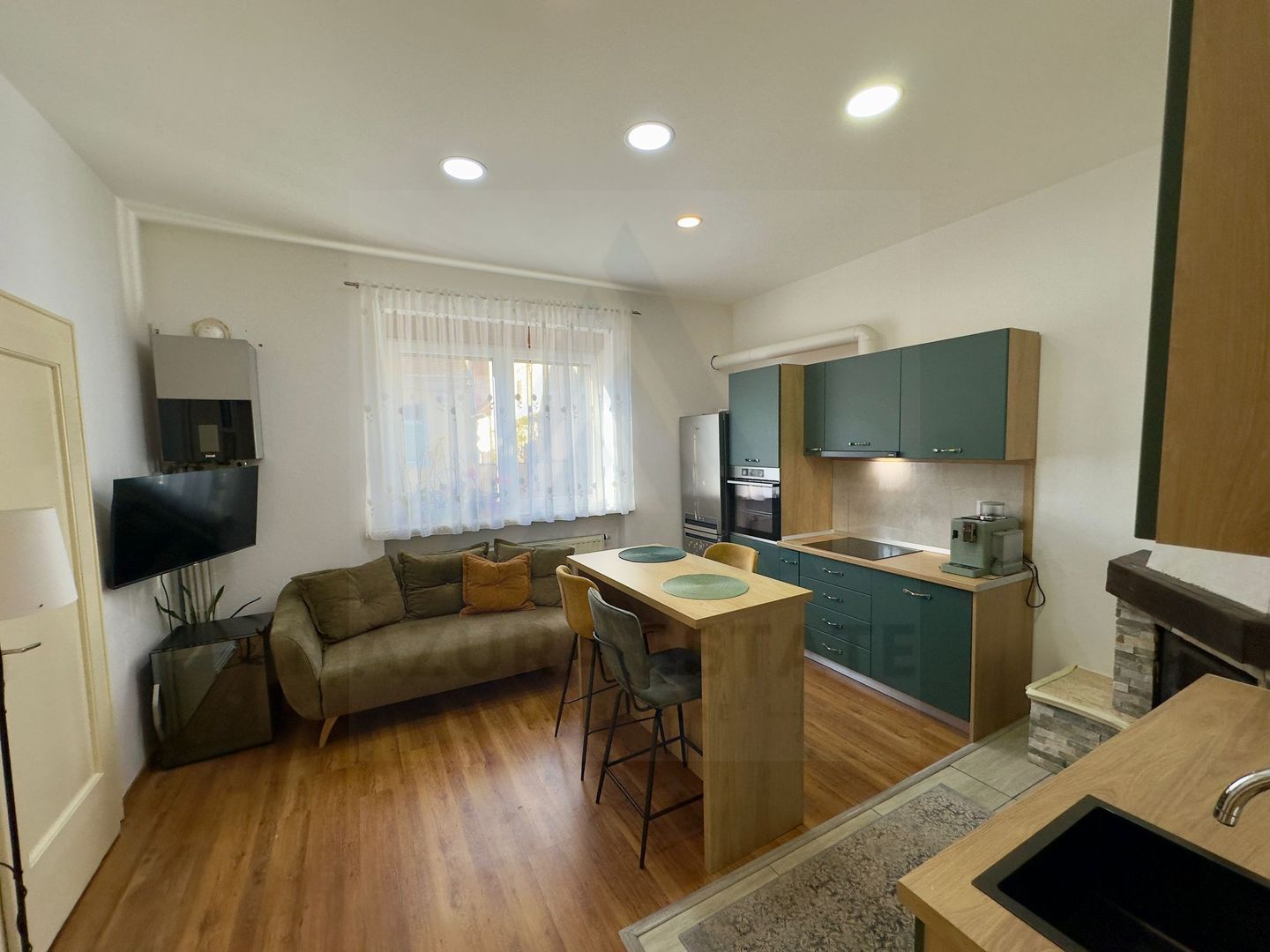 Apartament la casa 76 mp utili terasa curte si pivnita zona Lupeni - Poză 4