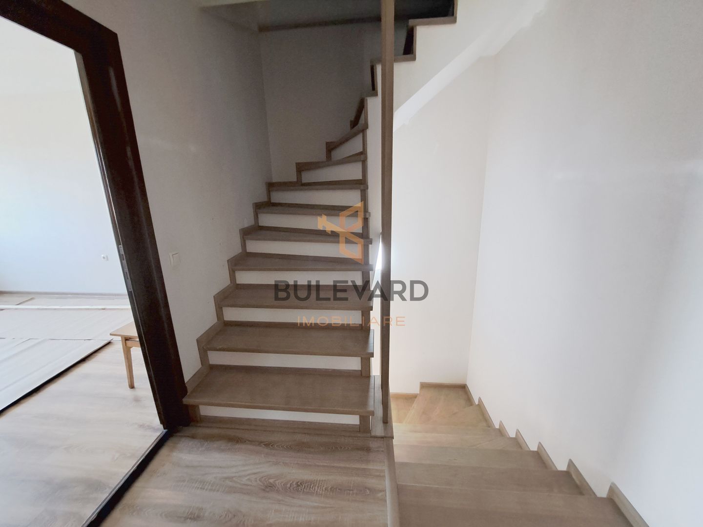 Casa tip duplex cu teren de  300 mp - Poză 9