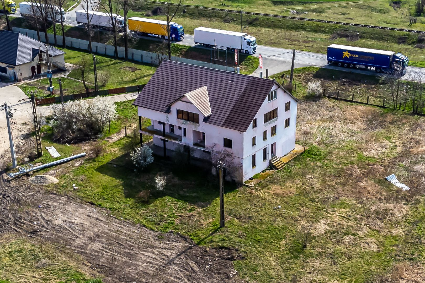 Clădire tip birouri/casă persoane vârstnice cu 3445 mp teren - Poză 3