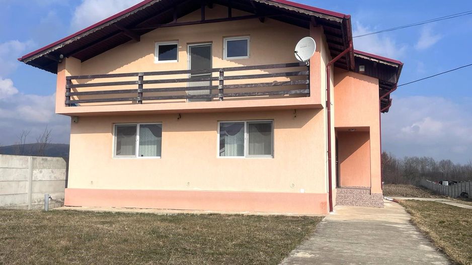 Priveliste frumoasa! Vanzare casa cu 3 camere in Sotanga! - Poză 2