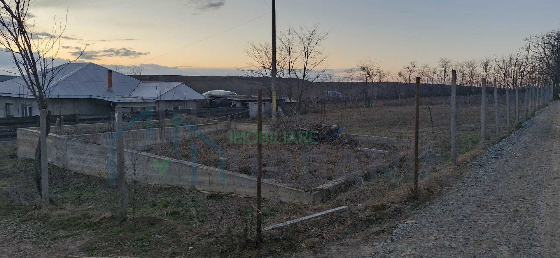 Teren cu fundație pentru casă - Poză 1