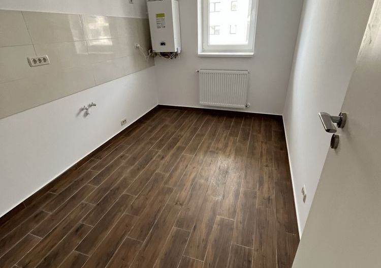 Apartament 2 camere+bucatarie separat+baie,hol si terasa+parcare - Poză 2