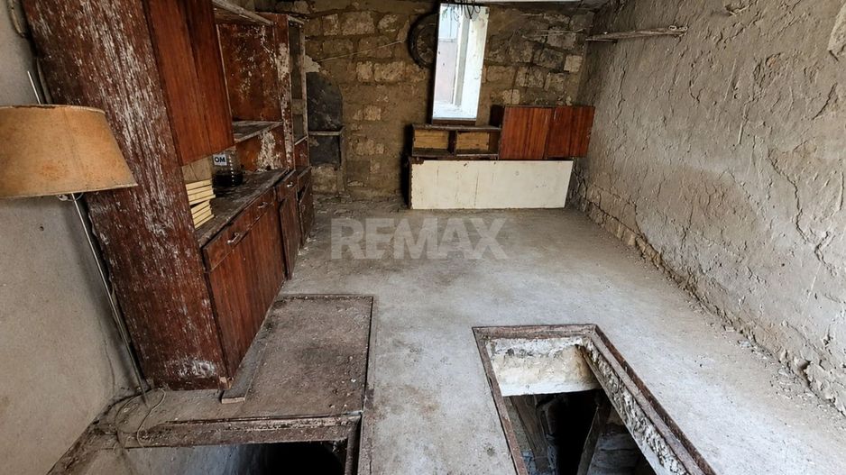 Garaj solid cu subsol mare – perfect pentru mașină sau depozitare. - Poză 16