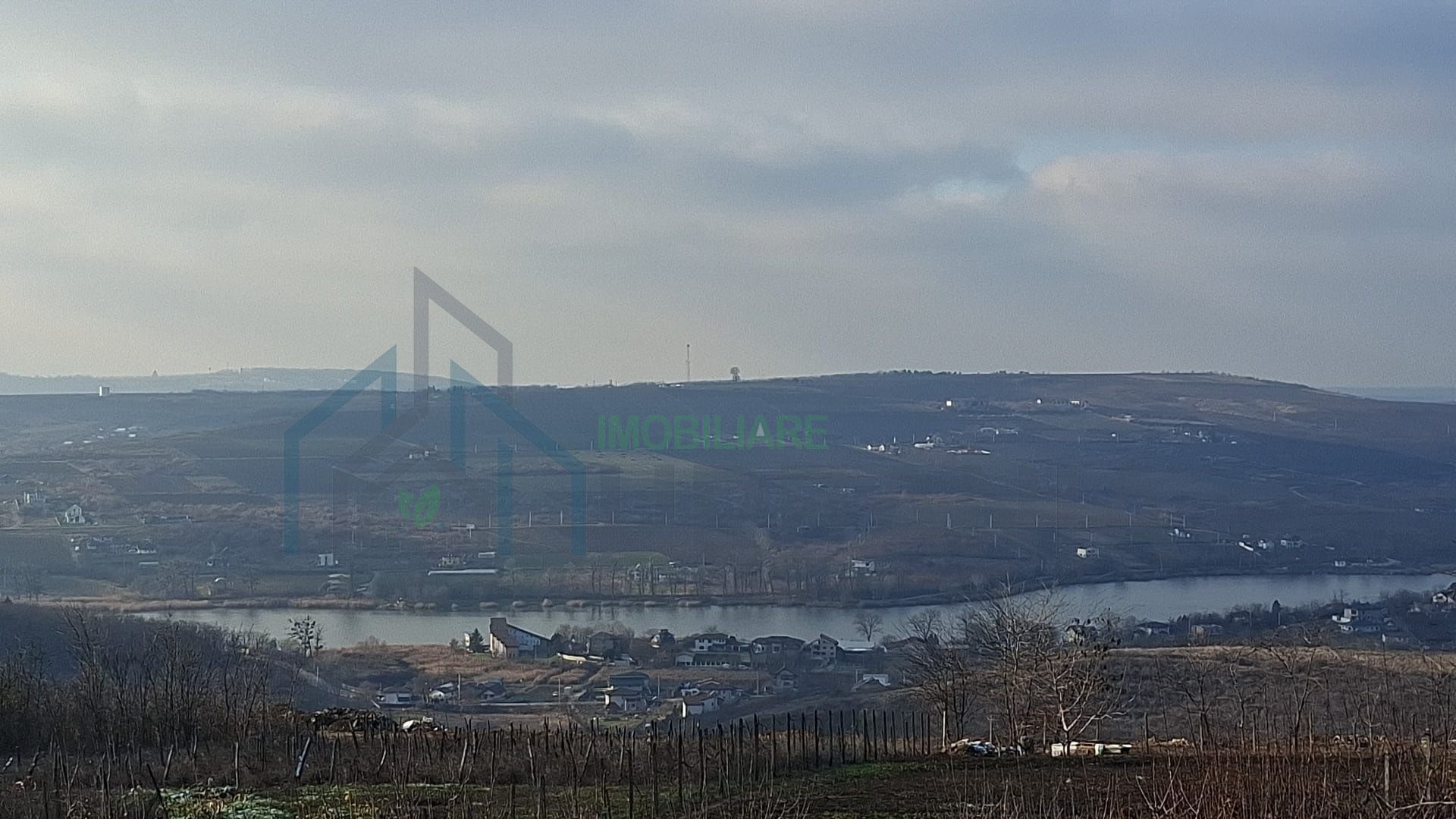 Teren intravilan de vânzare, Aroneanu, Iași – 1000 mp, vedere lac și oraș - Poză 1