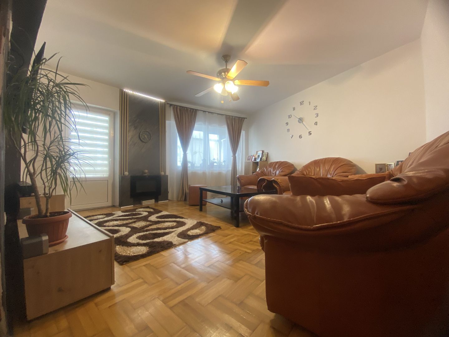 Compartimentare decomandata! Vanzare apartament cu 3 camere-Micro 11 - Poză 1