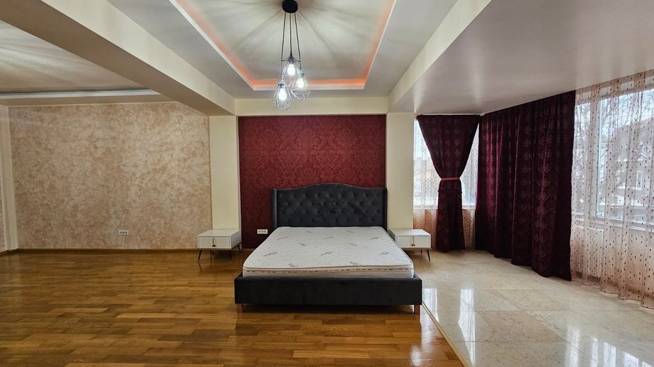 Vila generoasa de inchiriat intr o zona principala a orasului - Poză 7