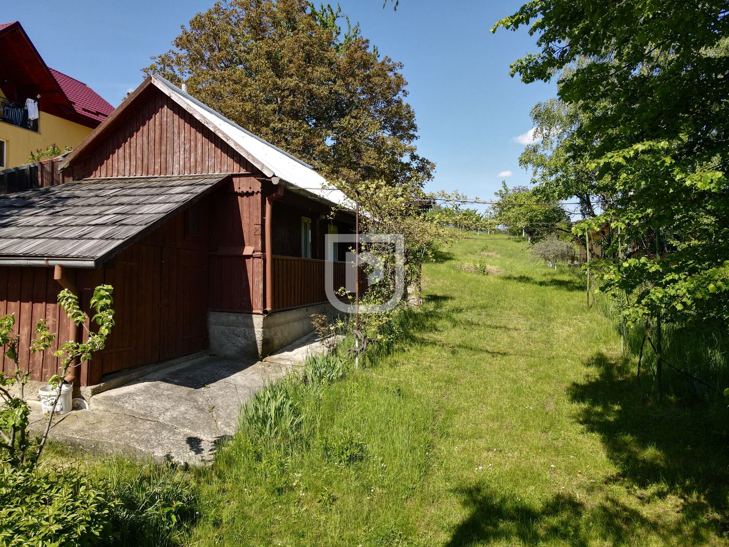 Casa bătrânească cu foișor și teren - Poză 2