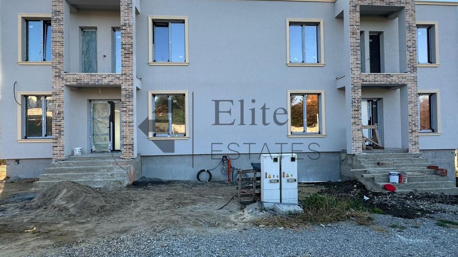 Casa pe deal de vanzare cu 5 camere - Poză 2