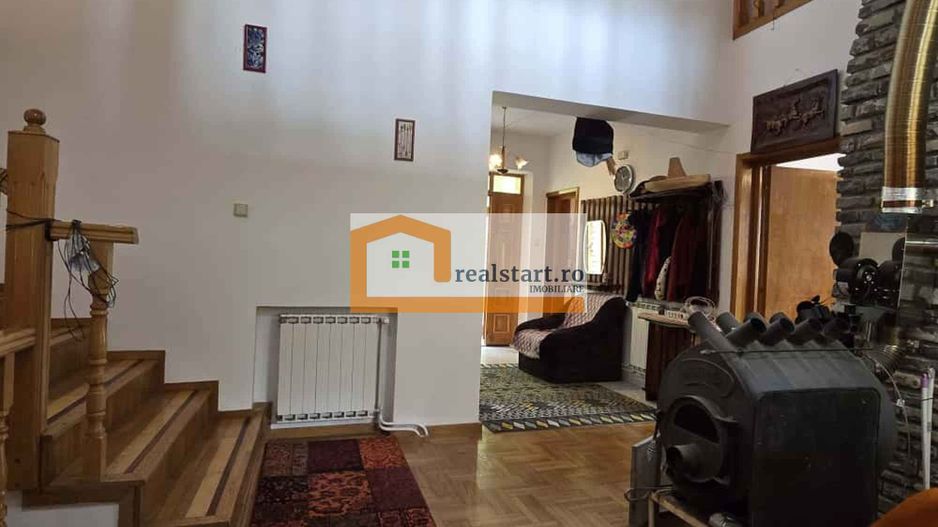 Vedere padure, panouri solare si fotovoltaice, pompa de caldura,  semineu - Poză 9