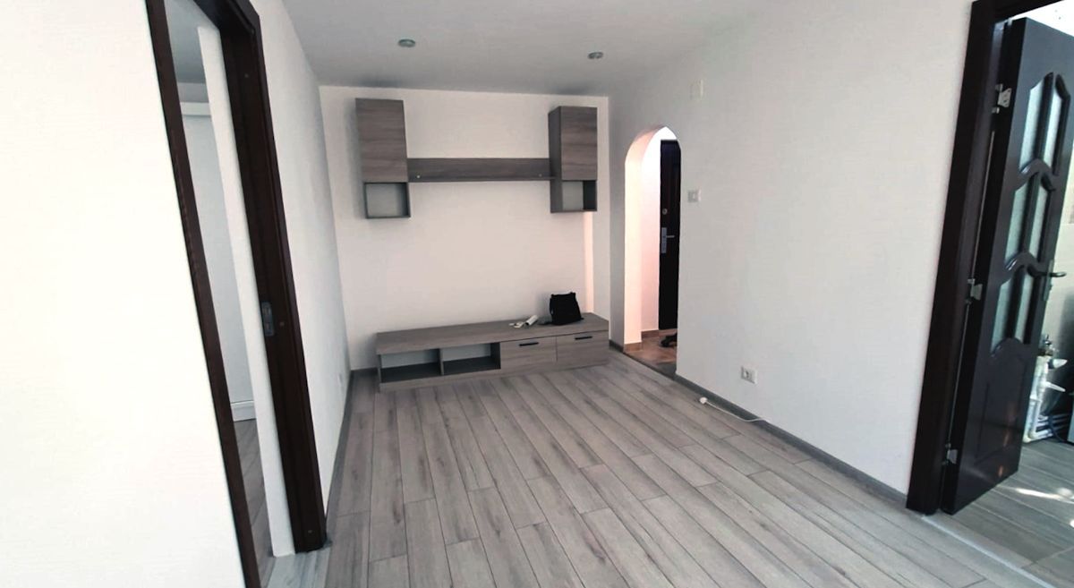 Apartament cu 2 camere, complet renovat, în zonă centrală din Tecuci - Poză 1