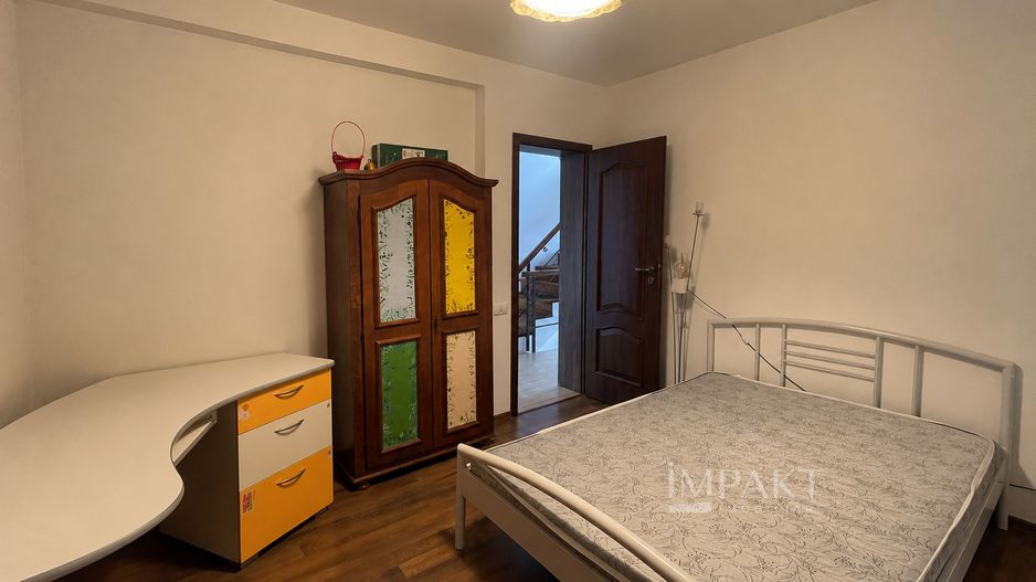 Casă tip duplex cu 5 camere, 2 băi, terasă și 4 locuri de parcare - Poză 3