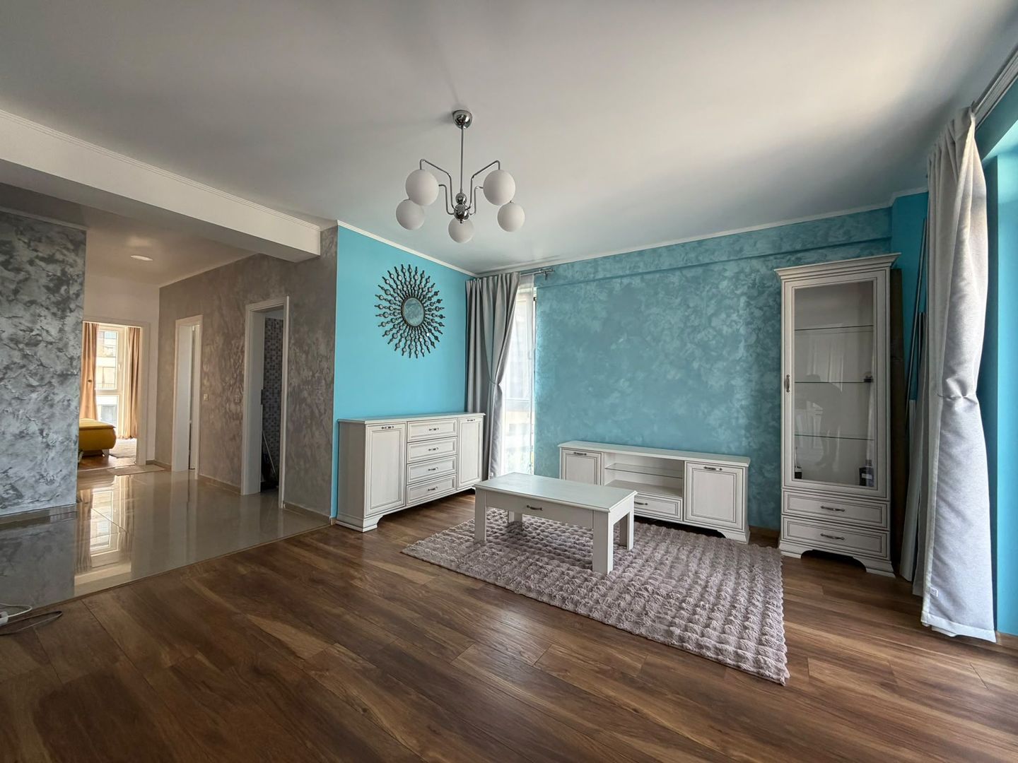 Apartament cu 3 camere, 2 bai si loc de parcare - Poză 2