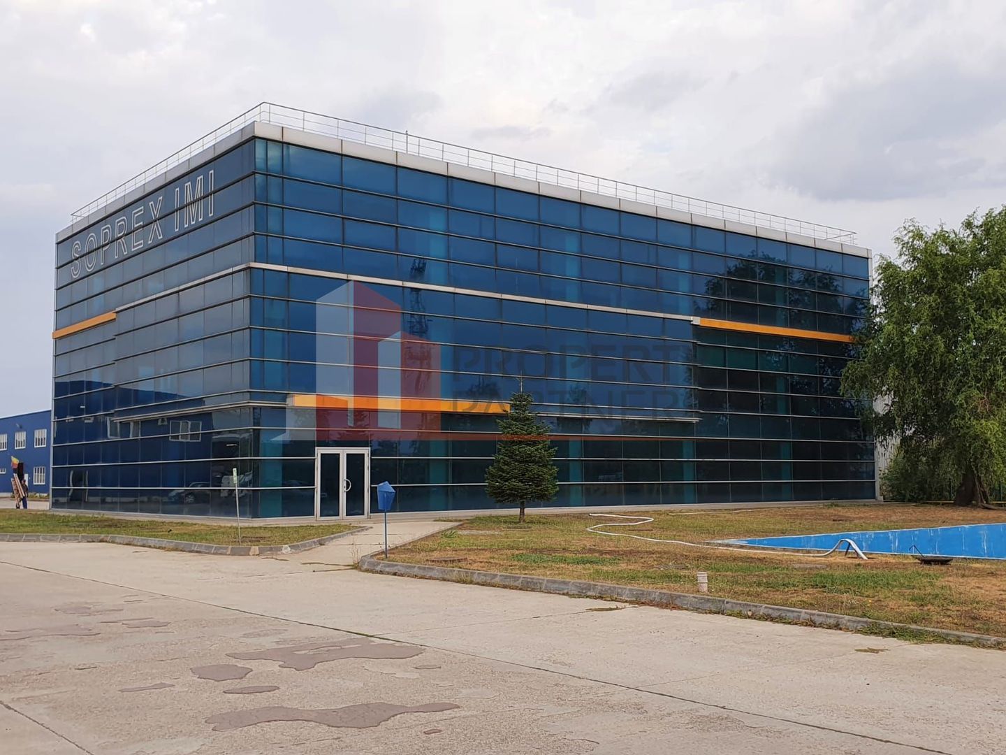 Complex industrial cu cladire de birou reprezentativa - Poză 1