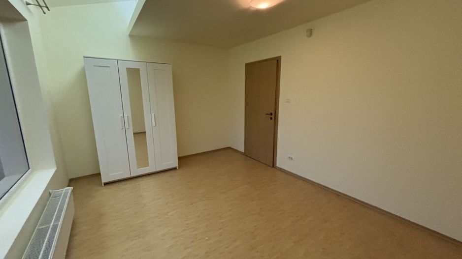 Vila spatioasa ideala pentru diferite activitati sau ptr.locuit -NEMOBILATA - Poză 7