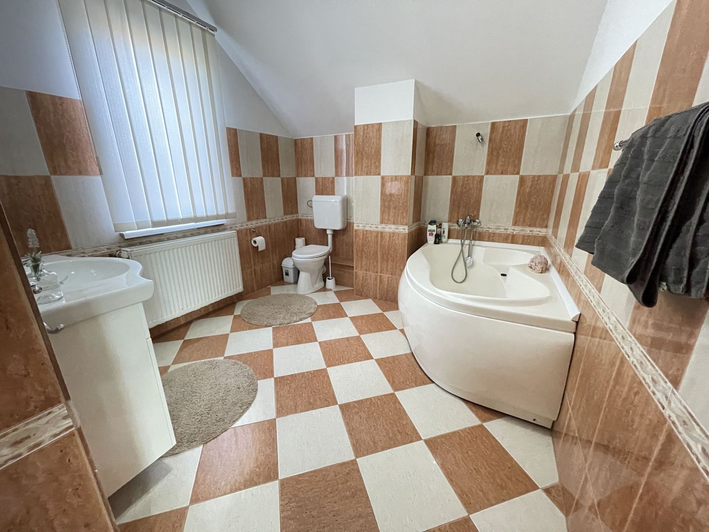 Casa spatioasa cu spatiu de relaxare-zona Blascovici - Poză 22