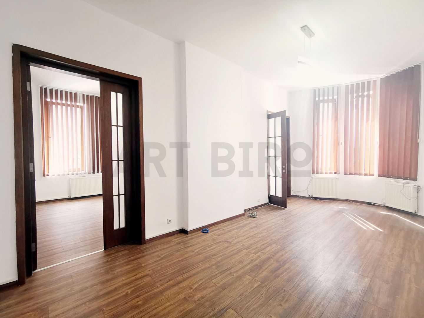 Zero comision, vila renovata 120mp Unirii birou sau clinica, 9' metrou - Poză 1