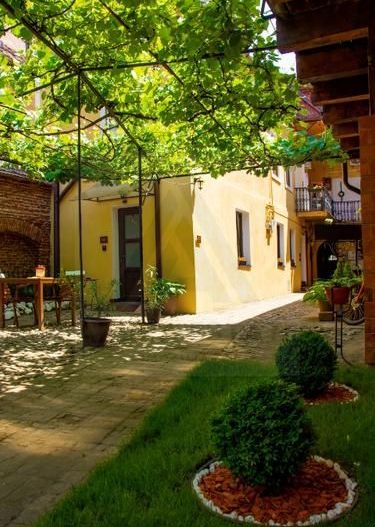 Casa ultracentral 3 camere 2 bai si curte privata pe Balcescu - Poză 4