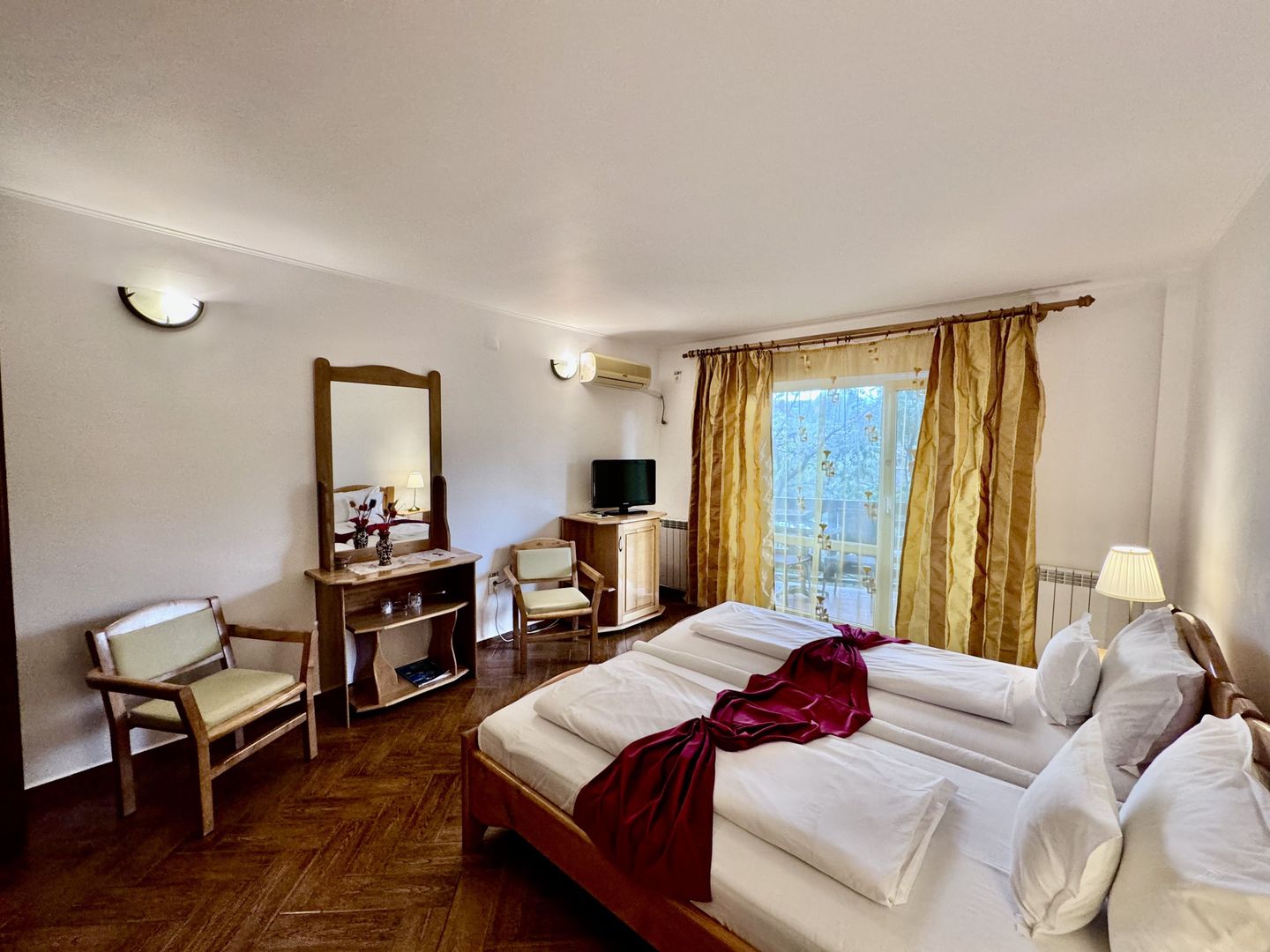 Hotel 20 camere Delta Dunarii 50 m deschidere teren 6000 mp acces auto - Poză 10