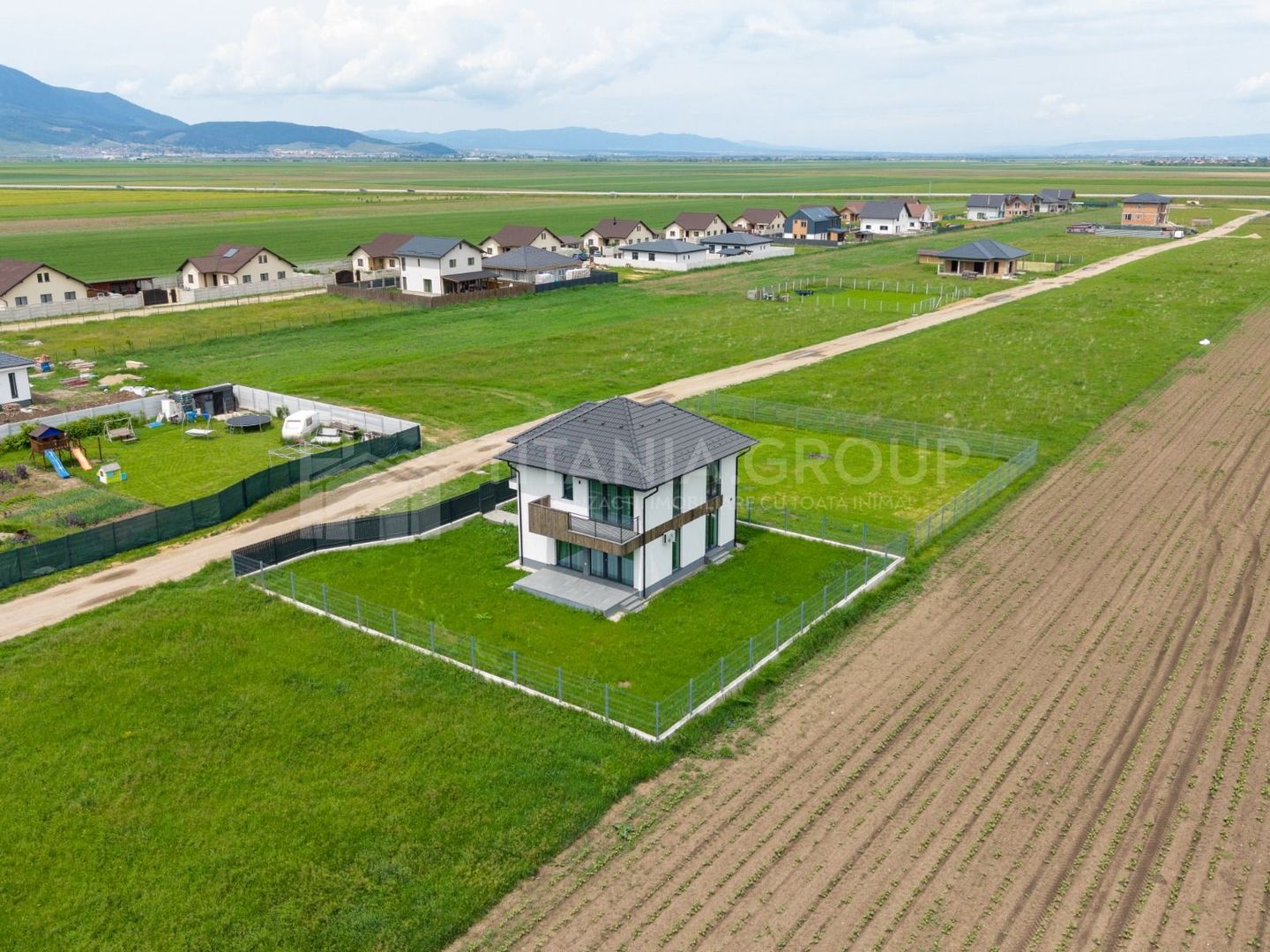 Casa individuala 4 camere, teren de 596 mp, partial mobilata, Cristian - Poză 2