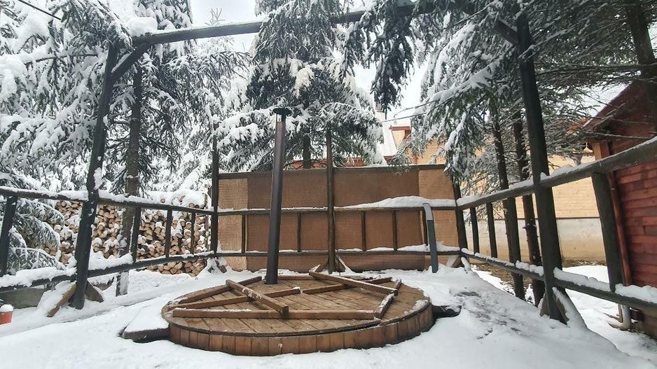 Cabană de vânzare-complet utilată, ideală pentru regim hotelier. - Poză 21