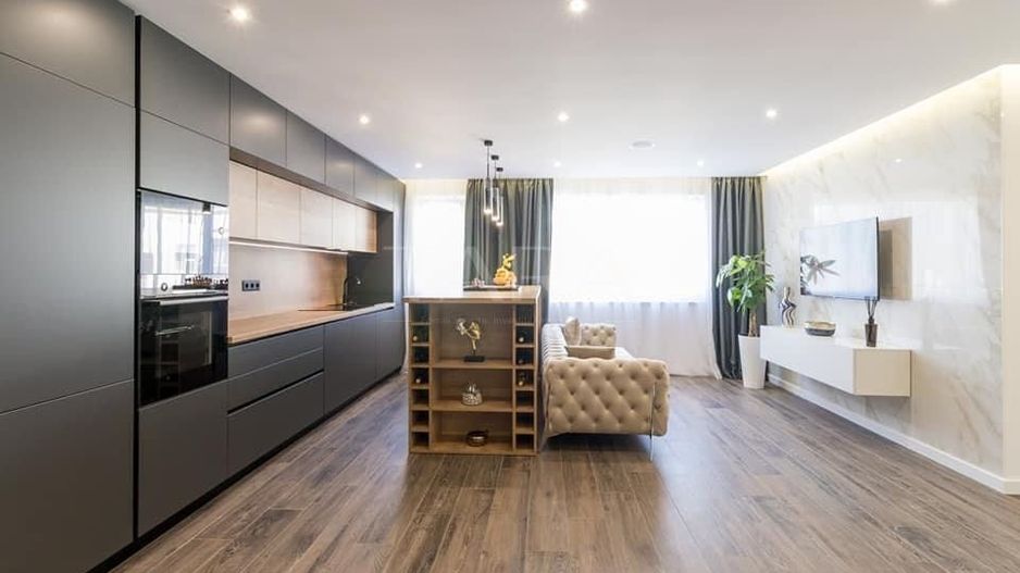 Apartament modern cu 3 camere,  balcon de 10mp și 2 locuri de parcare. - Poză 1