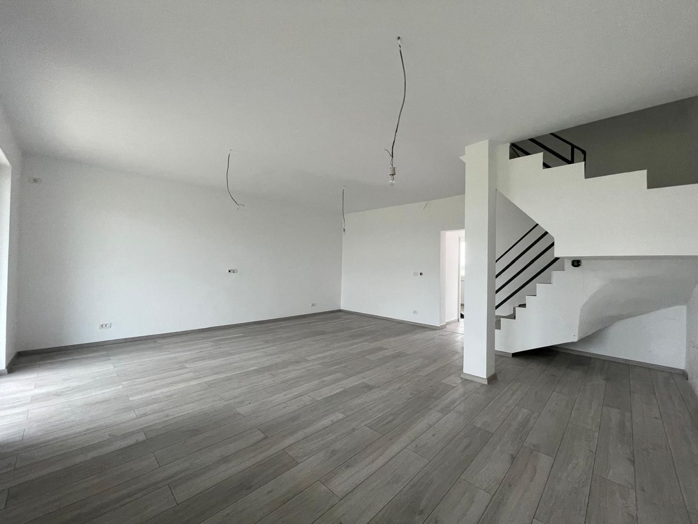 Duplex in  4 camere si 3 bai la cheie - Calea Urseni - Poză 1