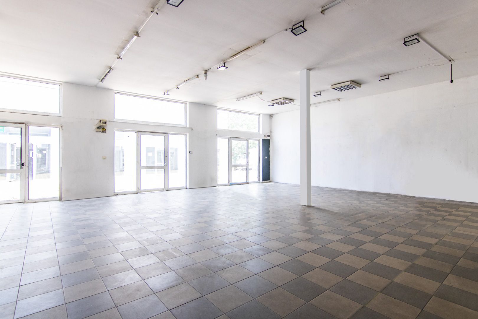 Spatiu Comercial | DE INCHIRIAT | Valea Cascadelor | Depozit | Showroom | Retail - Poză 1