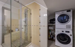 Vilă renovată P+1+M  | Foișor vitrat, grădină și jacuzzi - Poză 33