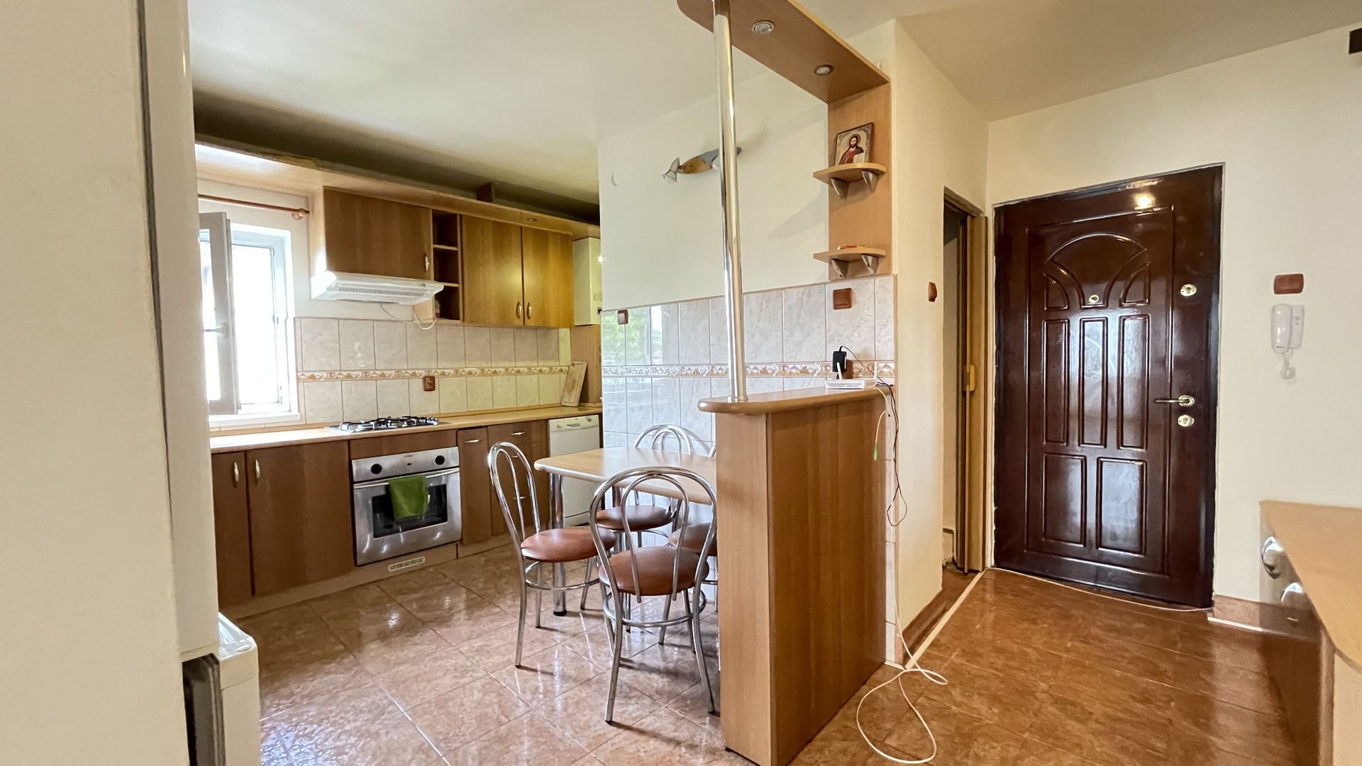 Apartament spatios cu trei camere si garaj - Poză 4