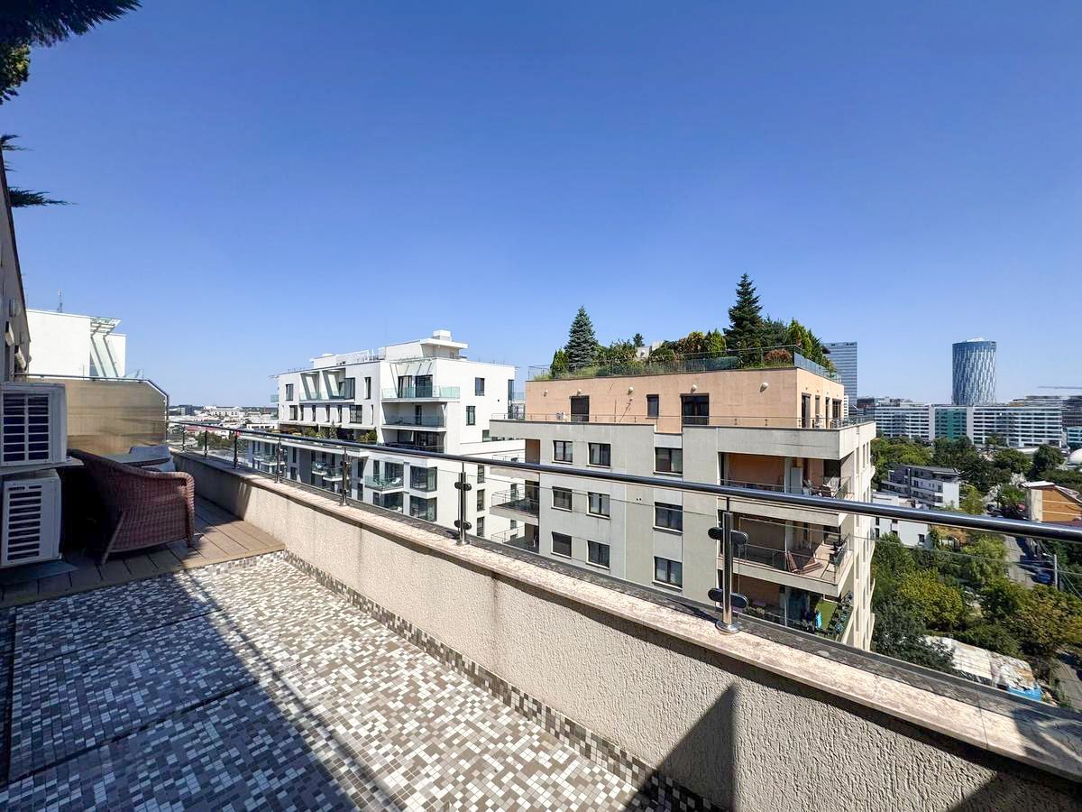 Luxury 4-Bedroom Triplex with Floating Terrace & Panoramic Views - Poză 7