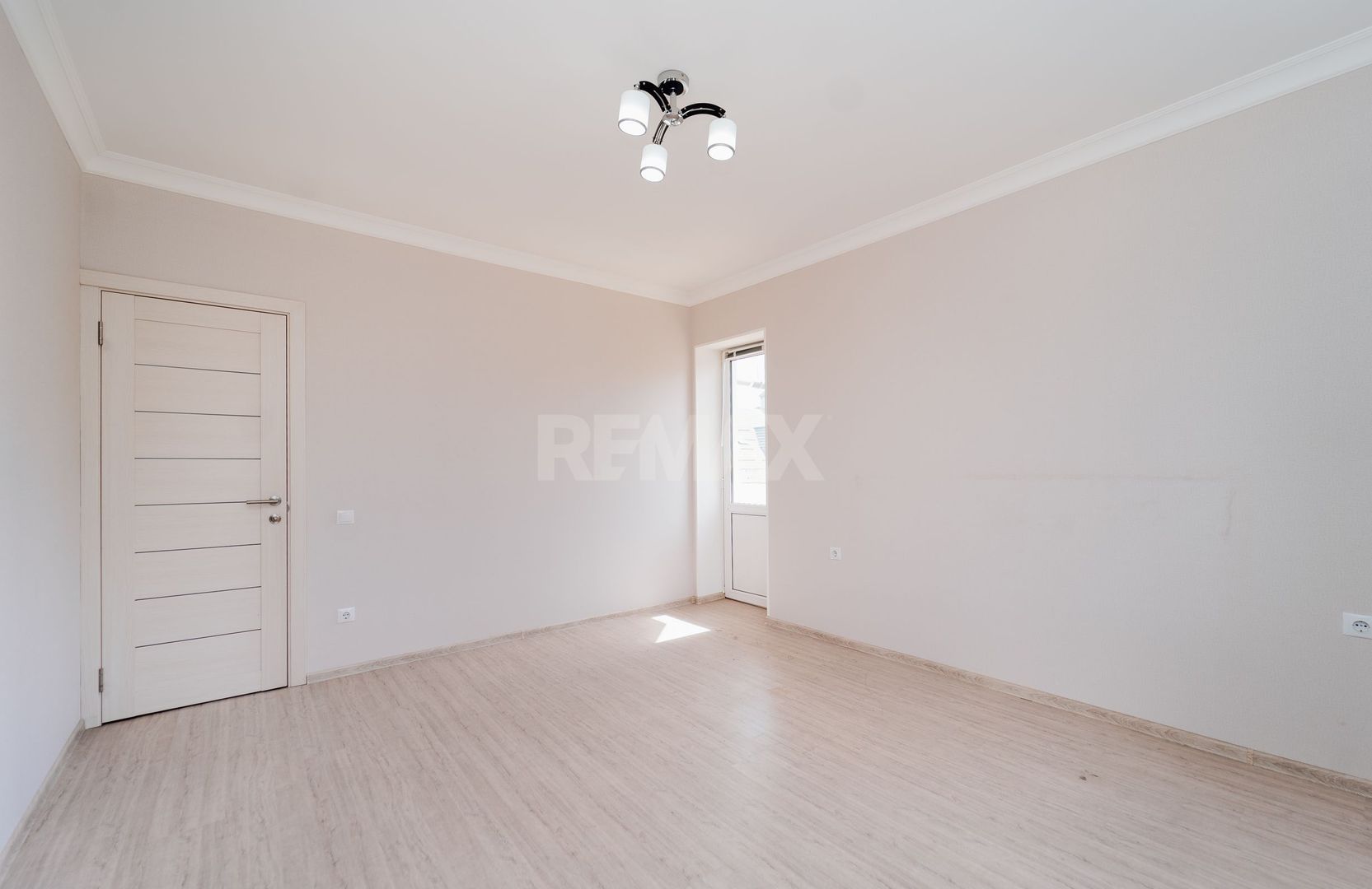 De vinzare Apartament 2 camere si balcon + living cu logie - Poză 6