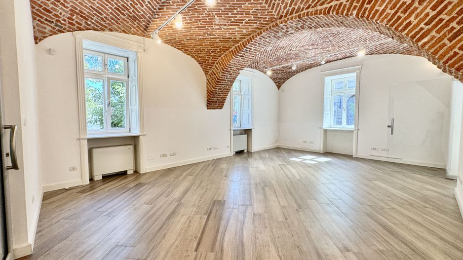 Spatiu birou in cladire istorica restaurata - Poză 1