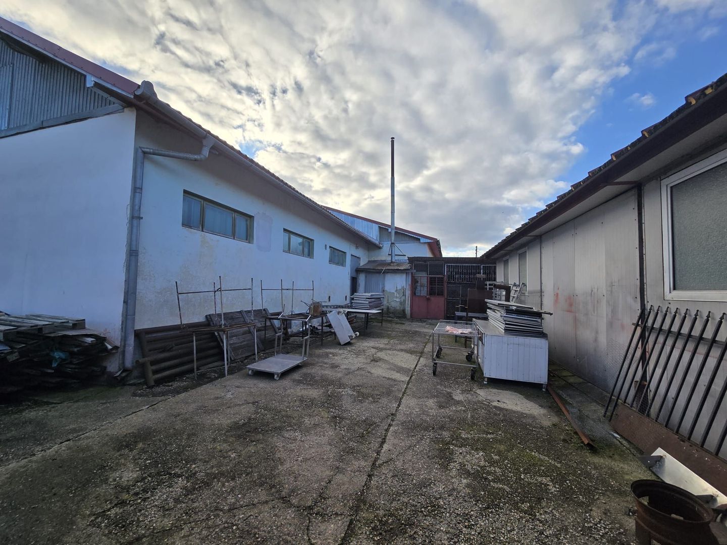 Se oferă spre vânzare / închiriere clădire cu spațiu comercial - Poză 6