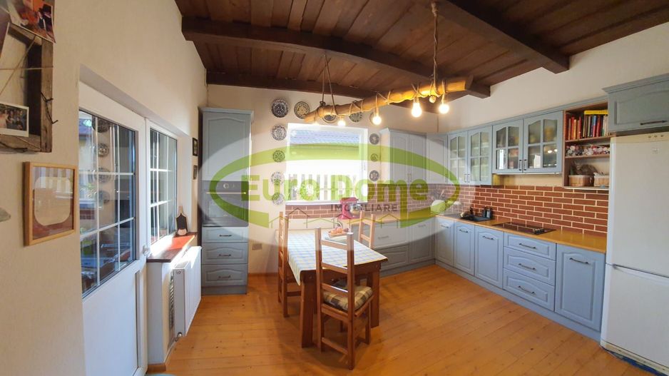 Casa primitoare, curte si gradina, priveliste frumoasa catre munti. - Poză 5