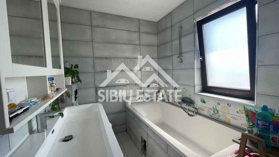 Duplex elegant cu 5 camere, 2 bai, curte in Cristian - Poză 15