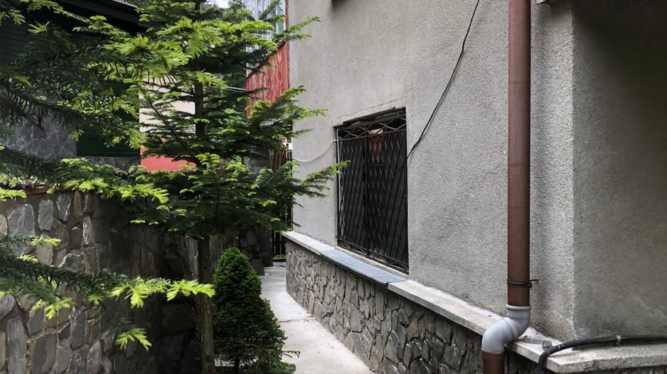 Vila Predeal 500 mp de renovat potential 6 apartamente 3 garaje - Poză 3