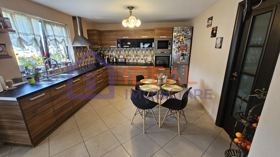 Vila Moderna cu 5 camere, garaj si 921 mp de curte, in Tocile - Poză 7